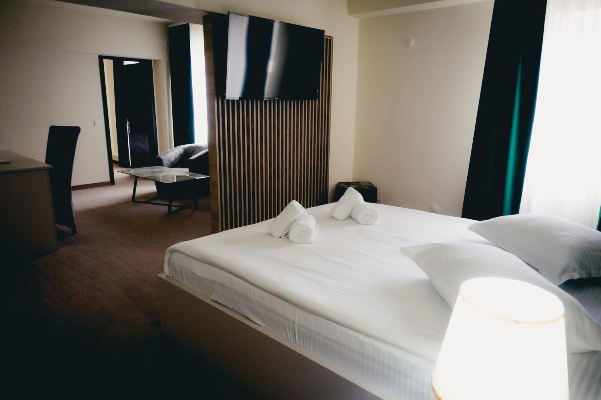 Hotel Valahia ทาร์โกวิชเต ภายนอก รูปภาพ
