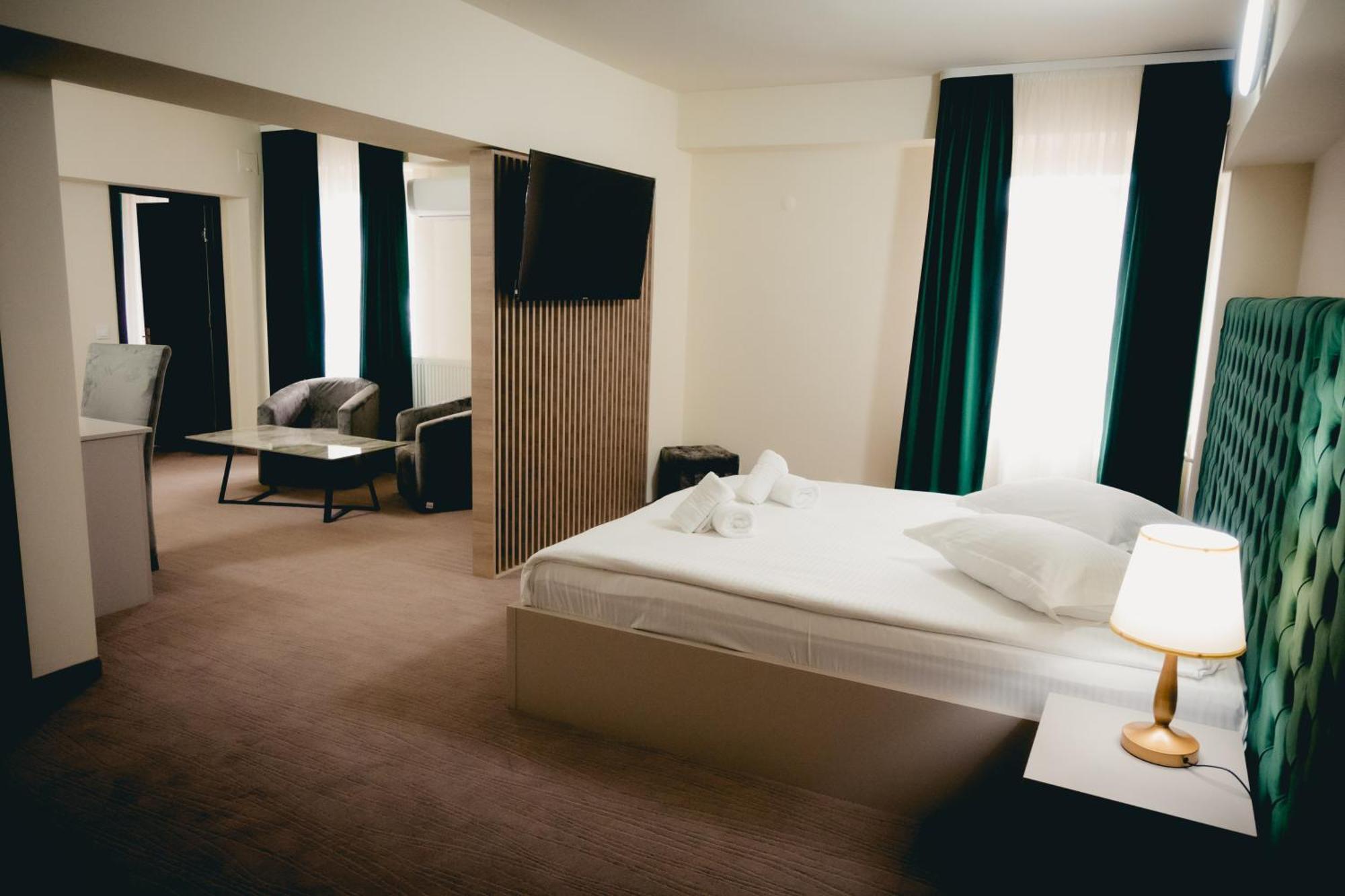 Hotel Valahia ทาร์โกวิชเต ภายนอก รูปภาพ